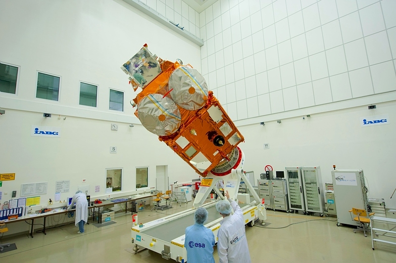 Cryosat-2 au centre de test, IABG, de l'ESA près de Munich. Crédits : ESA.
