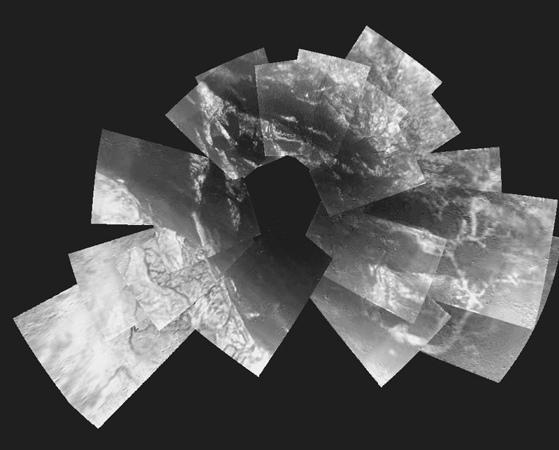 Mosaïque de 30 images individuelles prises entre 8 et 13 km d&#039;altitude. Elle montre la zone survolée pendant la descente et le site d&#039;atterrissage. Crédits : ESA/NASA/Univ of Arizona