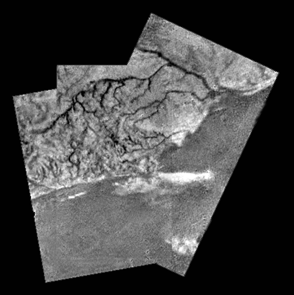 Les régions claires, reliefs d’une centaine de m, sont  parcourues par des chenaux semblant se déverser en delta au niveau d’un littoral. Credits: ESA/NASA/JPL/University of Arizona