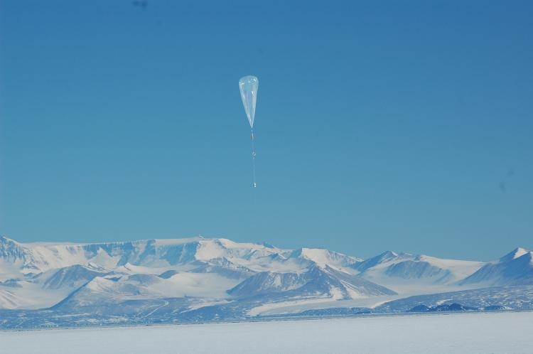 Release of a stratospheric superpressure balloon during the Vorcore campaign from McMurdo. Credits: CNES/P. Cocquerez. 