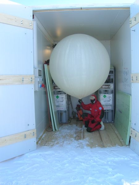 Preparing to release an ozone radiosonde from the Concordia research base for the Concordiasi programme. Credits: DC4 - IPEV.