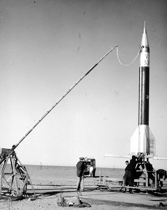Fusée-sonde Véronique sur sa table de lancement à Hammaguir en 1959. Crédits : CNES.