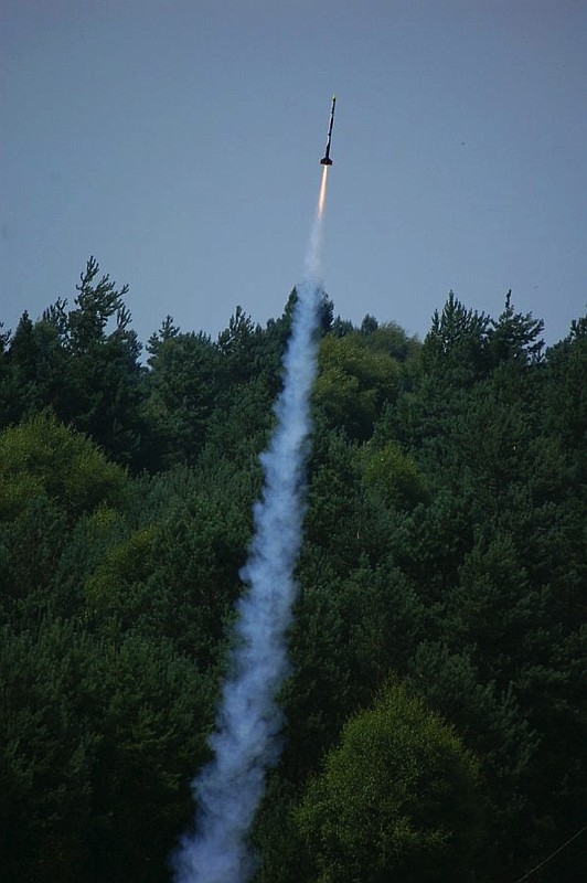 Décollage d&#039;une fusée expérimentale lors des R2E en 2008 à La Courtine, dans la Creuse. Crédits : CNES.