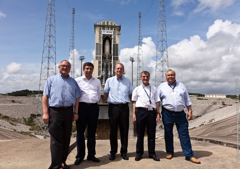 Les représentants russes et européens devant le site de lancement Soyouz. Crédits : ESA/CNES/Arianespace/Optique Vidéo du CSG – R LIETAR.