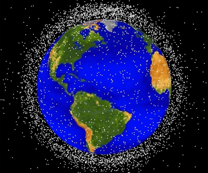 Vue des débris spatiaux qui gravitent en orbites basses autour de la Terre. Crédits : NASA.
