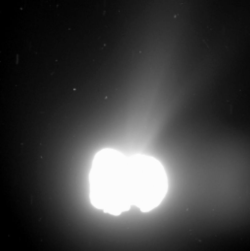 Une image prise en longue pose (330 secondes) par la caméra OSIRIS-WAc à 550 km du noyau montre l’activité de celui-ci.