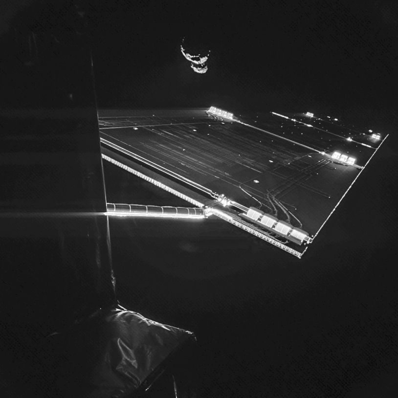 Rosetta et le noyau bilobé de 67P sont visibles sur ce selfie, réalisé le 7 septembre 2014, avec l’une des caméras CIVA-P installées sur Philae. Crédits : CIVA/Philae/ESA Rosetta.