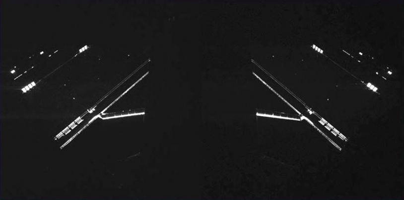 Les panneaux solaires de Rosetta photographiés par 2 des caméras de l’instrument CIVA de Philae, le 14 avril 2014. Crédits : CIVA/Philae/ESA Rosetta.