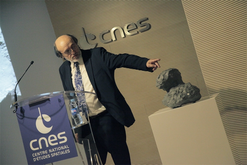 Michel Viso, responsable des programmes d&#039;exobiologie, présente la comète 67P/Churyumov-Gerasimenko. Crédits : CNES/S. Charrier.