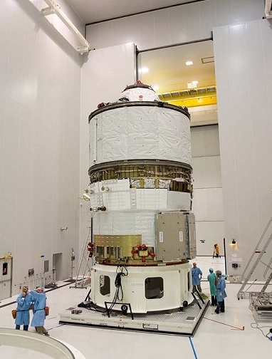 L&#039;ATV en salle blanche. Crédits : ESA/CNES/Arianespace/Service optique du CSG