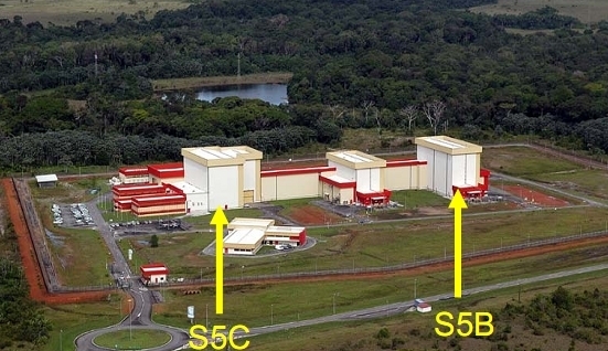 Les satellites sont intégrés dans le bâtiment S5C, leur remplissage a lieu dans le bâtiment S5B de l&#039;EPCU. Crédits : ESA/CNES/Arianespace/Service optique du CSG