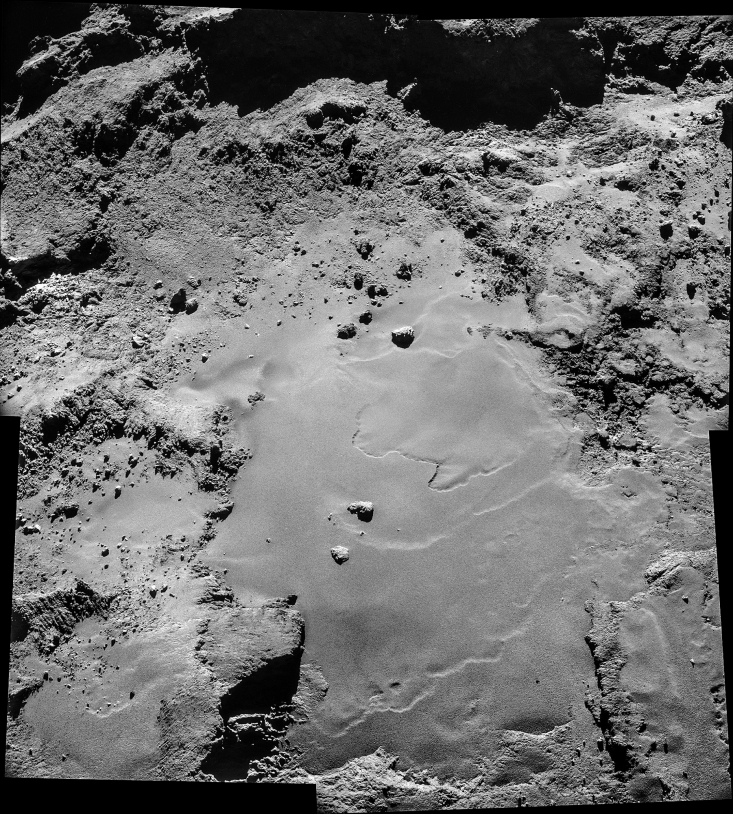 Assemblage de 4 images de la NavCam prises le 26 octobre à 9,8 km du centre du noyau de 67P. La résolution est de 66 cm/pixel environ et la mosaïque couvre 1 200 x 1 350 m environ. Crédits : ESA/Rosetta/NavCam.