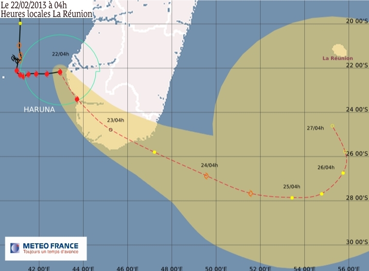 Prévisions de la trajectoire du cyclone Haruna, le 22 février, depuis le sud de Madagascar jusqu&#039;à l&#039;île de La Réunion. Crédits : Météo France. 