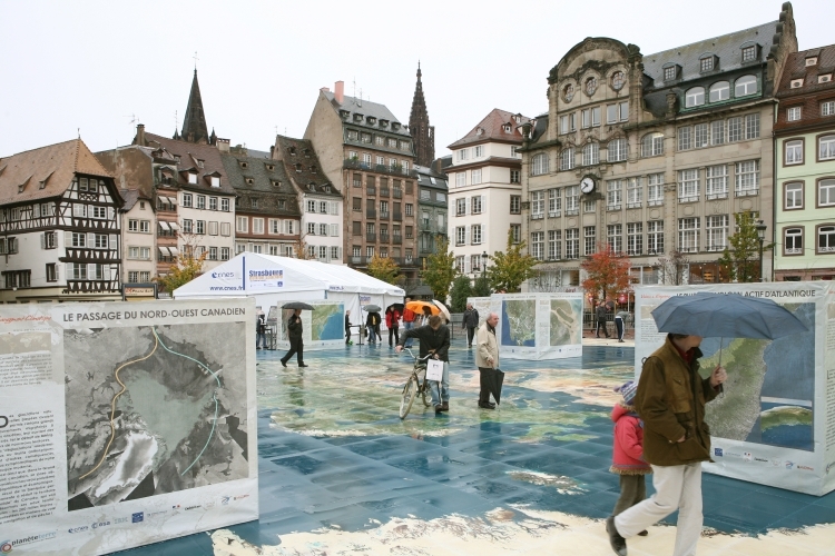 Le planisphère géant place Kléber à Strasbourg. Crédits : CNES/C. Urbain.